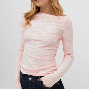 Rosa topp - Rosa topp från Gina Tricot med blomdetaljer. Använd 1 gång och är i nyskick! Kolla gärna in mina andra annonser, har lagt upp massa nytt och jag ger rabatt vid köp av flera varor!