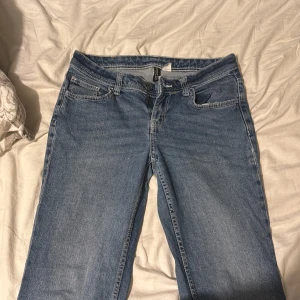 Blå lowrise jeans  - Är från Divided på H&M, använt några gånger men är ba för små, low rise med bootcut och flare
