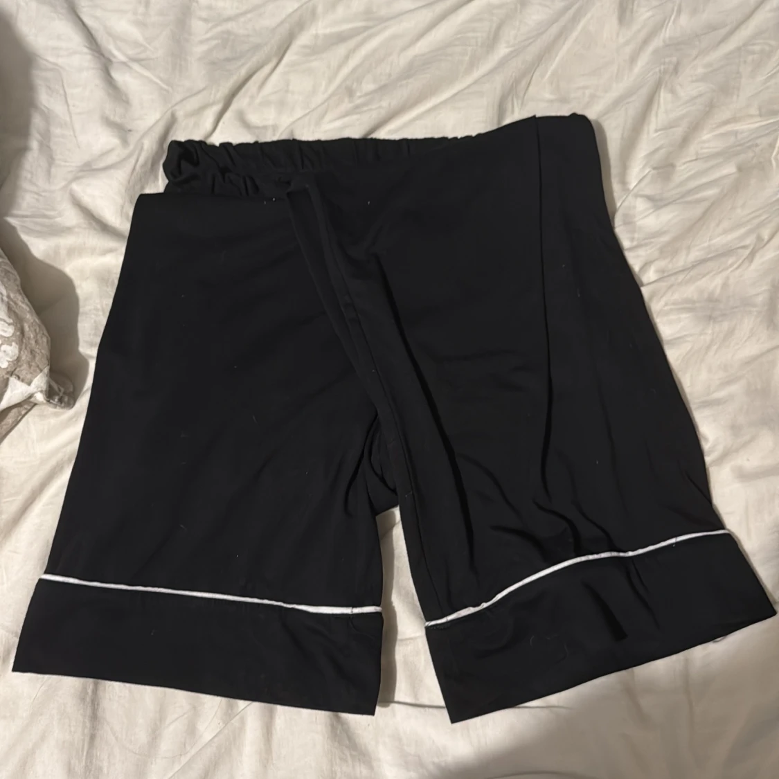 Svart sov sett med vit kant - 1