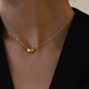 Muli halsband guld - Oanvänt halsband från Muli, guldpläterad med en borstad effekt på berlocken. Följer med en förlängning och jag skickar med den i en Muli-pouch.