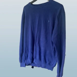 Blå crewneck från Ralph Lauren - Storleken ligger mellan M\L priset går som alltid att diskutera och vid intresse av fler  frågor eller bilder är det bara att höra av sig!