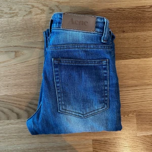Jeans Acne Studios - Jeans från Acne Studios med låg midja och rak passform. W26 L34 men uppsydda för någon som är ungefär 170 cm. 