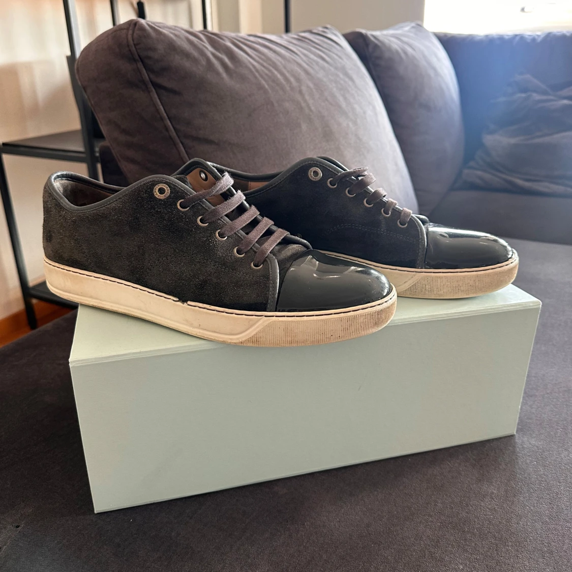 Svarta sneakers med lackad tå