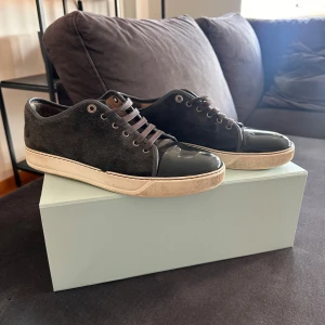 Svarta sneakers med lackad tå - Tjenare! Säljer ett par feta men också använda lanvins till ett bra pris. Skorna är grå som på bild och har defekter som också syns på bild. Skorna köptes helt nya i december och har använts dagligen sedan dess! Allt medföljer alltså box, dustbag och extra skosnören! Är ni sugna eller undrar över något annat är det bara att skriva! Mvh 