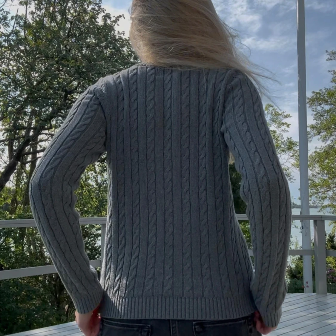 Grå kabelstickad tröja  - 4