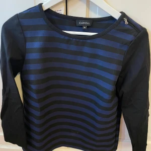 Randig långärmad tröja från Caroll - Snygg långärmad tröja från Caroll i marinblått och svart med horisontella ränder. Storlek S men passar alla som har storlek XS-M.
