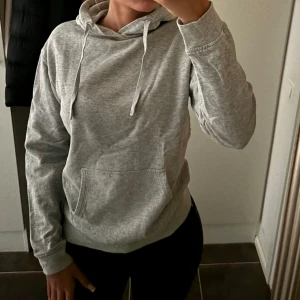 Grå hoodie  - Grå hoodie med luva och en ficka. 