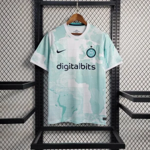 Inter Milan bortatröja 2022/23 Nike - Inter Milans bortatröja 2022/23 från Nike med världskarta-tryck i ljusblått och vitt. Tröjan har korta ärmar, rund hals och klubbmärke på bröstet. Materialet är lätt och andas, perfekt för match eller träning. Digitalbits och Lenovo-loggor tryckta på framsidan och baksidan.