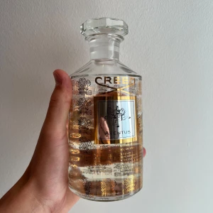 Creed Aventus 30ml  - Säljer 30ml dekant av Creed Aventus. Parfymen kommer i glasflaskan som framgår på slide 2. Kan även lösa frakt privat för en billigare peng:)