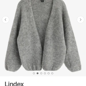 Grå stickad kofta från Lindex - Säljer denna super sköna men också snygga koftan, Köpte  för 400. Pris kan diskuteras!!💕