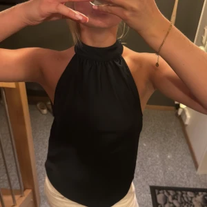 Svart halterneck topp i satin - Min favvo topp från Zara 🥺🥺 super fin modell i satin, älskar denna!!!