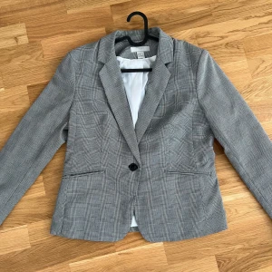 Kavaj med rutigt mönster  - Använde den son en overaized blazer, har vanligtvis en XS-S. 