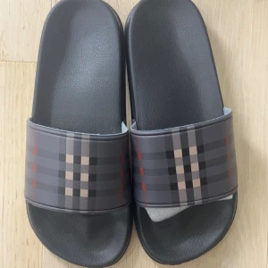 Burberry tofflor Checkered Black - EVERYTHING I SELL IS BRAND NEW‼️  * Trusted Seller✅ * Shipping the same day📦 * TikTok: Trendyblock 📱 * Plick: Trendyblock 💛 * Vinted: Trendyblockse 