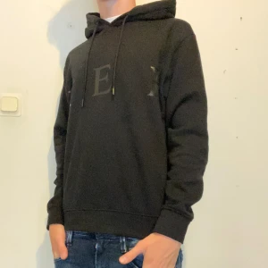 Replay hoodie - Svart hoodie från Replay med stora bokstäver tryckta framtill och baktill. Klassisk huva med snörning och långa ärmar. Nypris runt 1500. Pris ej hugget