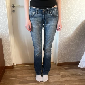 Raka only jeans - Snygga jeans i använt skick, storlek 38/34 passar xs-s. Midja 38cm, innerben 84cm, gren 18cm och benslut 19cm. Skriv vid funderingar, inte jag på bilden🥰
