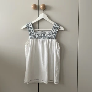 Massimodutti topp - Säljer denna jätte söta topp. Det var min mammas så den är ganska gammal men fortfarande i bra skick