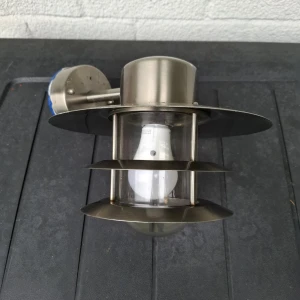 Utomhus lampa - Hej, säljer en utomhuslampa i bra skick. Fult fungerande, ända nackdelen är färgfläck ovanpå som kanske kan tas bort med lite teknik. 