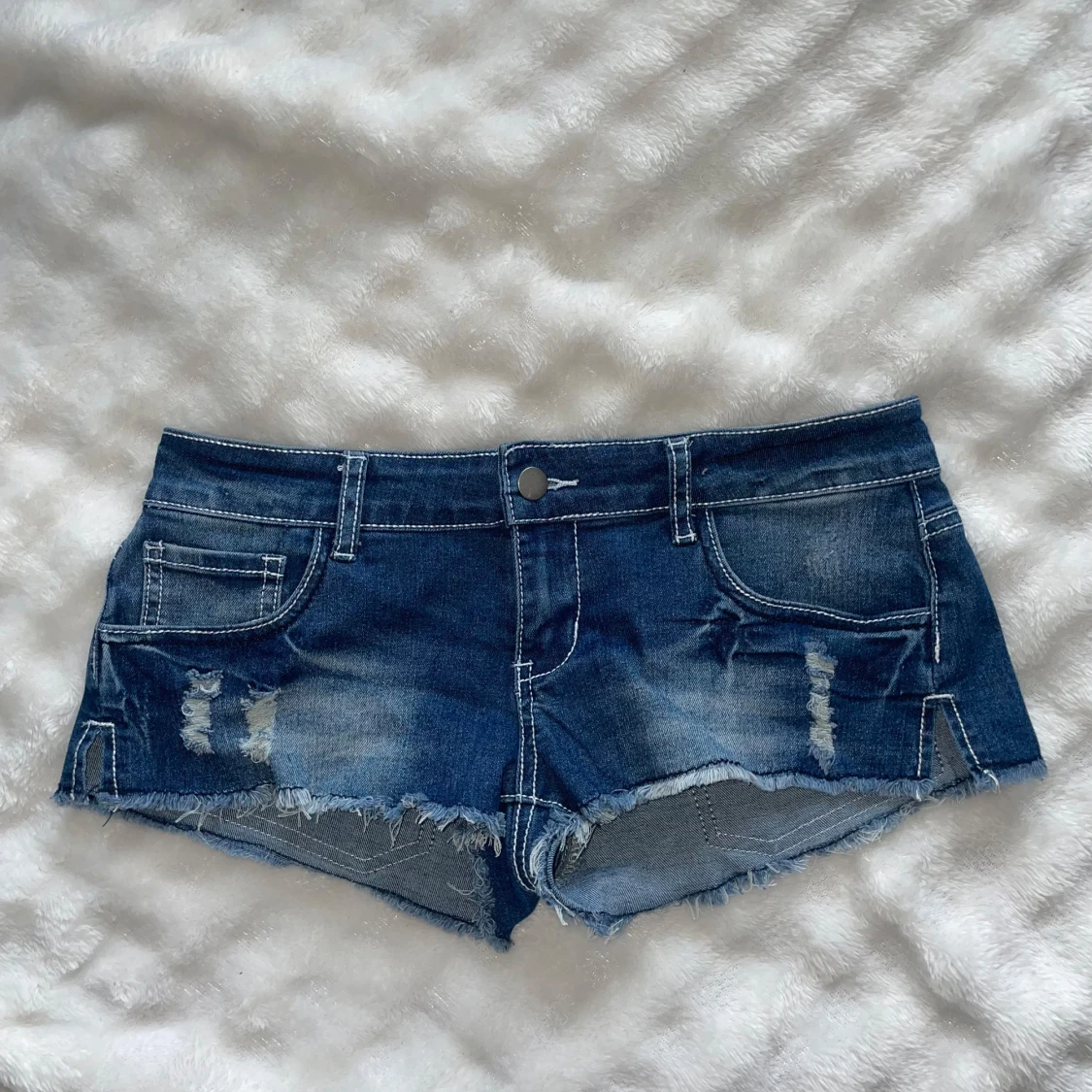 Blå slitna jeansshorts med fransig kant