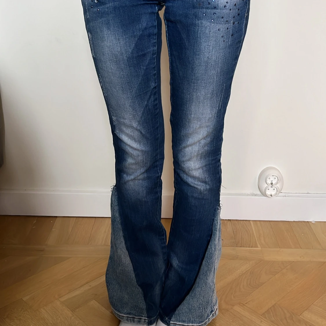 Lågmidjade Blå jeans med pärldetaljer och bootcut - 4