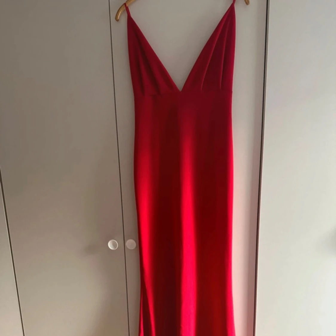 Röd långklänning med djup v-ringning - 4