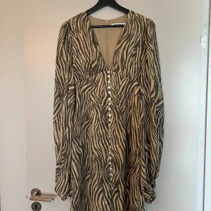 Adoore Positano Zebra - Använd 1-2 gånger endast, superfint skick! Säljer för 1350