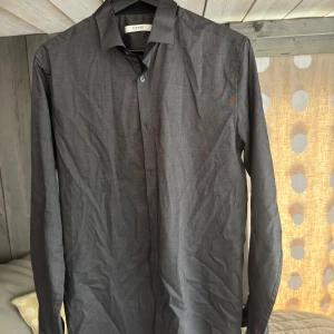 Skjorta från jack&jones  - Grå skjorta i storlek M.