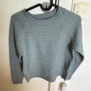 Grön stickad tröja  - Säljer denna gröna stickade tröjan från vero Moda i storlek xs. Den är nopprig, då den har använts ett par gånger. Färgen kan se lite annorlunda ut på bilderna jämfört med i verkligheten 