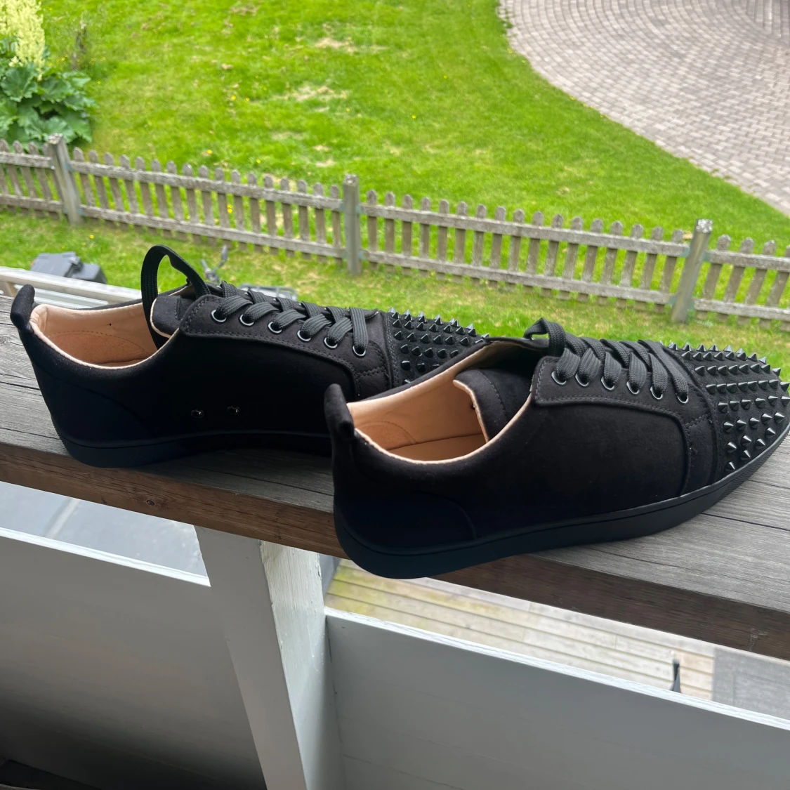 Christian Louboutin svarta sneakers med nitar - 3