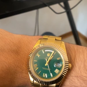 Day date klocka  - Helt ny klocka! Passar bra med alla stil! Priset kan diskuteras vid snabb affär!