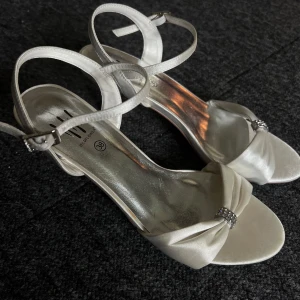 Vita klackskor - Endast testade!! ge gärna prisförslag