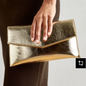 Guldig clutch - Säljer denna fina guld clutch med stilren design. Endast använd en gång! (medföljer en guldkedja) 