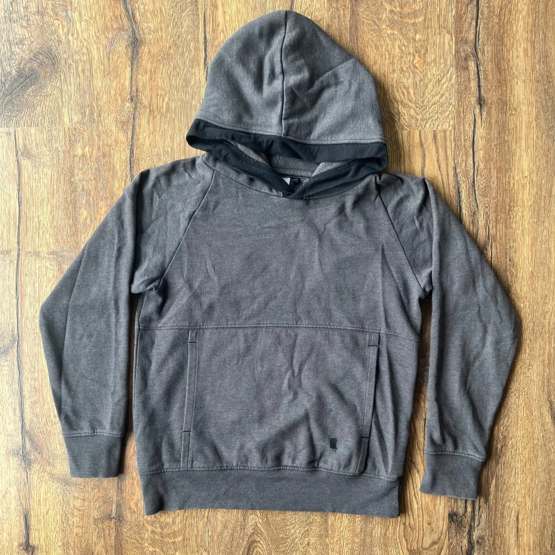 Mörkgrå hoodie från L Sweden