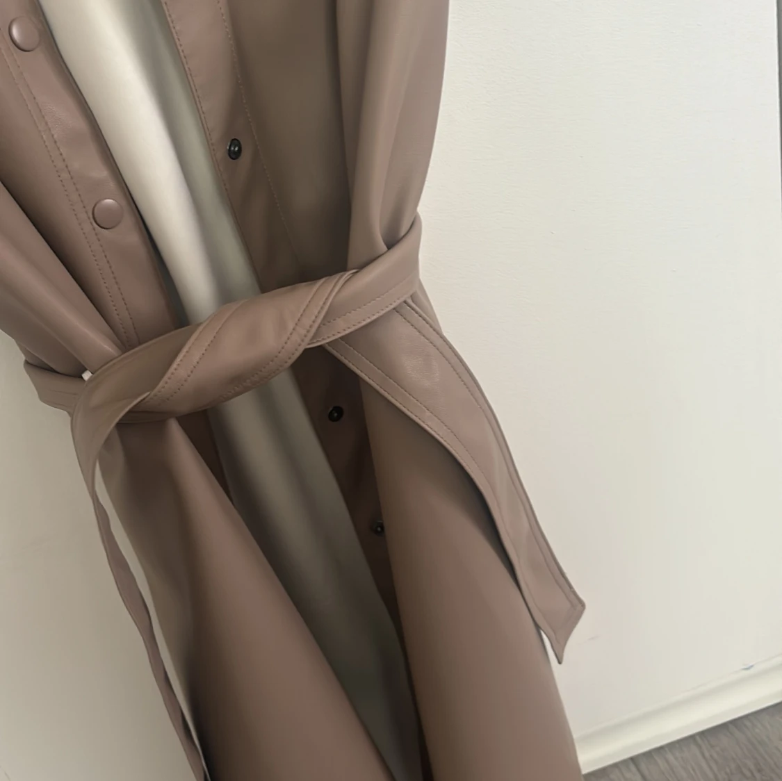 Beige skjortklänning i skinnimitation H&M - 1