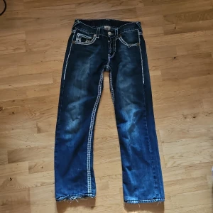 True Religion jeans - Säljer ett par blå True Religion jeans. Ena ficksömnen har gått av. Om du har nån fråga eller vill diskutera pris är de bara att fråga😎