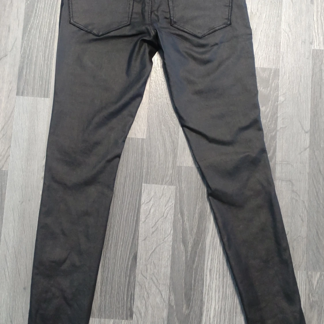 Svarta skinny jeans från ONLY i skinnimitation  - 1