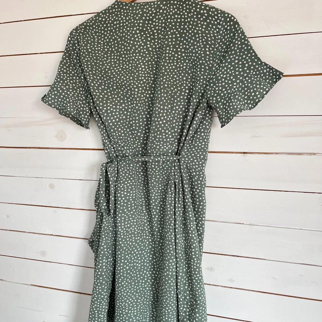 Grön prickig omlottklänning från vero moda - 1