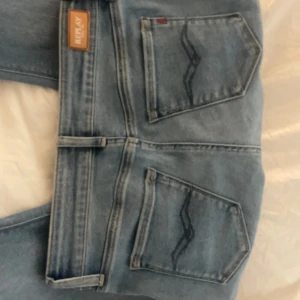 Replay New Luz bootcut jeans blå🩷 - Snygga blå jeans från Replay, modell New Luz med bootcut fit. Klassisk femficksdesign, ljus tvätt och coola detaljer på bakfickorna. Perfekta för dig som gillar en avslappnad men trendig look. Passar till alla toppar! storlek finns i bilder. Användt ca 2ggr MAX