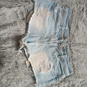  slitna jeansshorts  - Ljusblå jeansshorts från G21 med slitna detaljer och fransiga kanter. 🩷