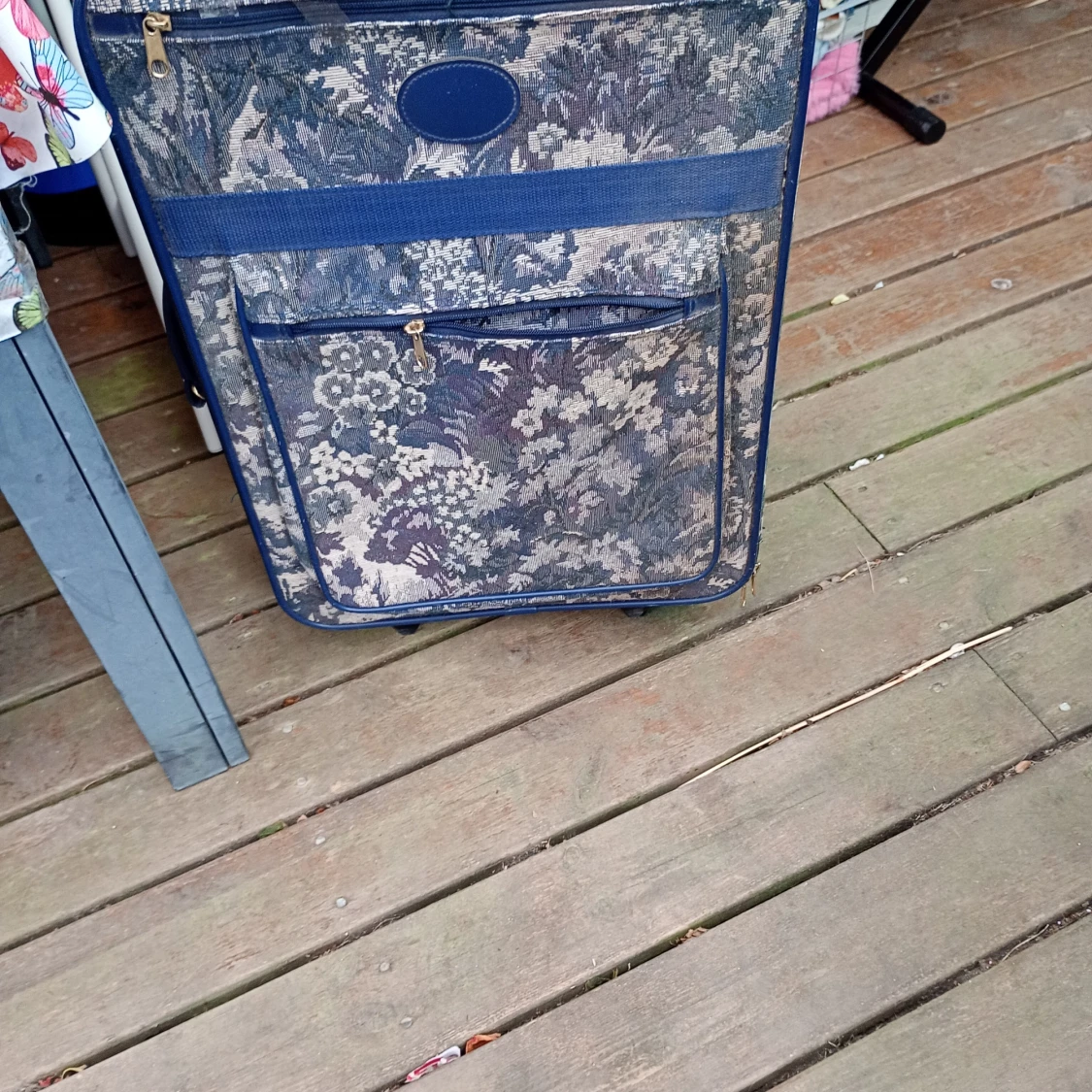 Blommig blå resväska med dragkedja - 3