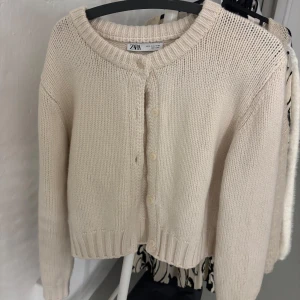 Beige stickad kofta från Zara - Superfin beige stickad kofta från Zara med knappar framtill. Köpt i storlek XL men krympt i tvätten till XS❤️