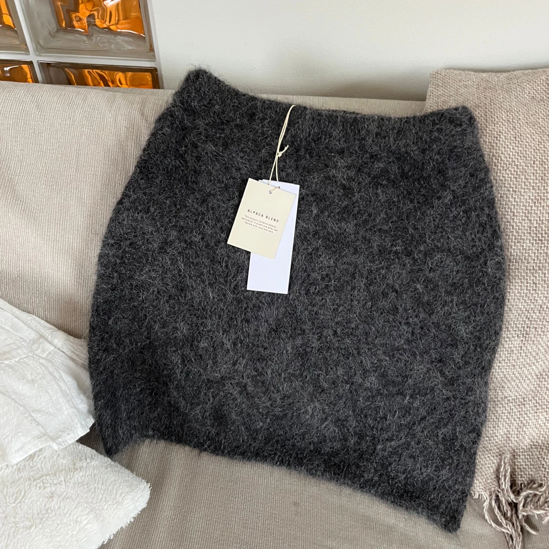 Mörkgrå stickad minikjol i alpackablandning - 1