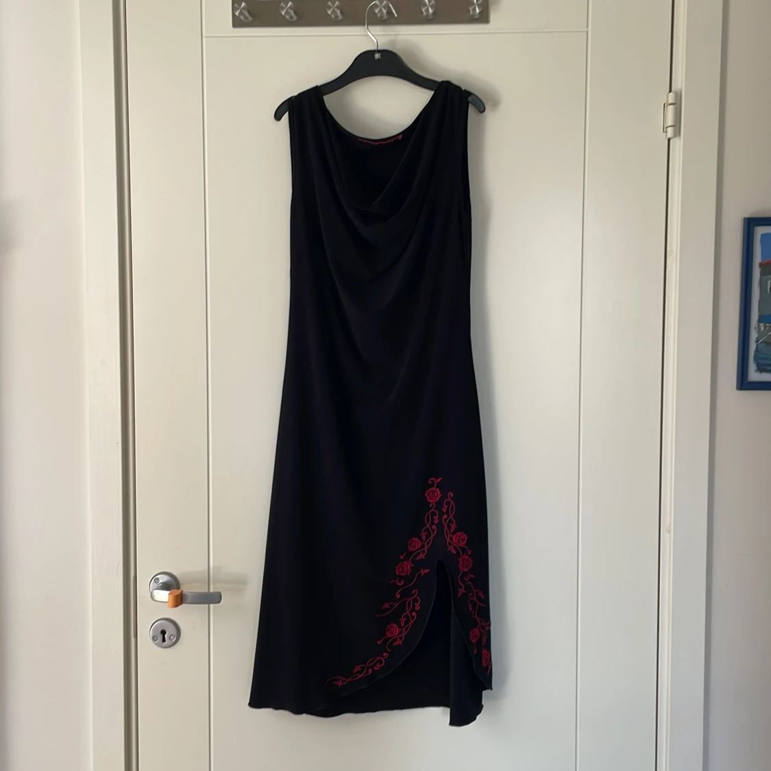 Svart klänning med röd brodyr Ette Lou