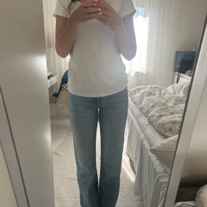Ljusblå raka jeans från Unique Denim - Säljer ett par ljusblå jeans mid waist i storlek XS. Knapt använda, säljer för dem är för små