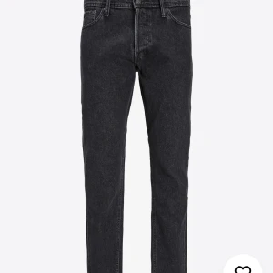 Svarta Jack Jones  jeans straight fit - Klassiska svarta Jack Jones jeans med rak passform och fem fickor. Jeansen har normal midja och är tillverkade i slitstarkt bomullsjeans. Perfekta för dig som gillar en tidlös och clean look.