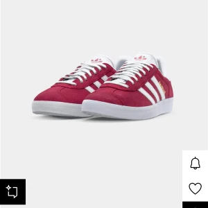 Adidas Gazelle vinröda sneakers - Adidas Gazelle sneakers i vinrött mocka med klassiska vita ränder och vit sula. As snygg, säljer för att de tyvärr inte kommer till användning. Använt kanske 5 gånger ungefär. Nypris: 999:-