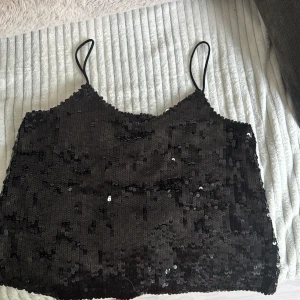Svart glitter topp  - Nyskick! Köpt för länge sen men aldrig använd💕💕💕💕