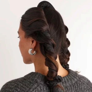 Svart silkeshårband för heatless curls - Fixa snygga värmefria lockar med detta svarta hårband i silke. Bandet är mjukt och flexibelt, perfekt för att skapa stora, naturliga lockar över natten. Kommer med en matchande scrunchie för att hålla håret på plats. Aldrig använd 