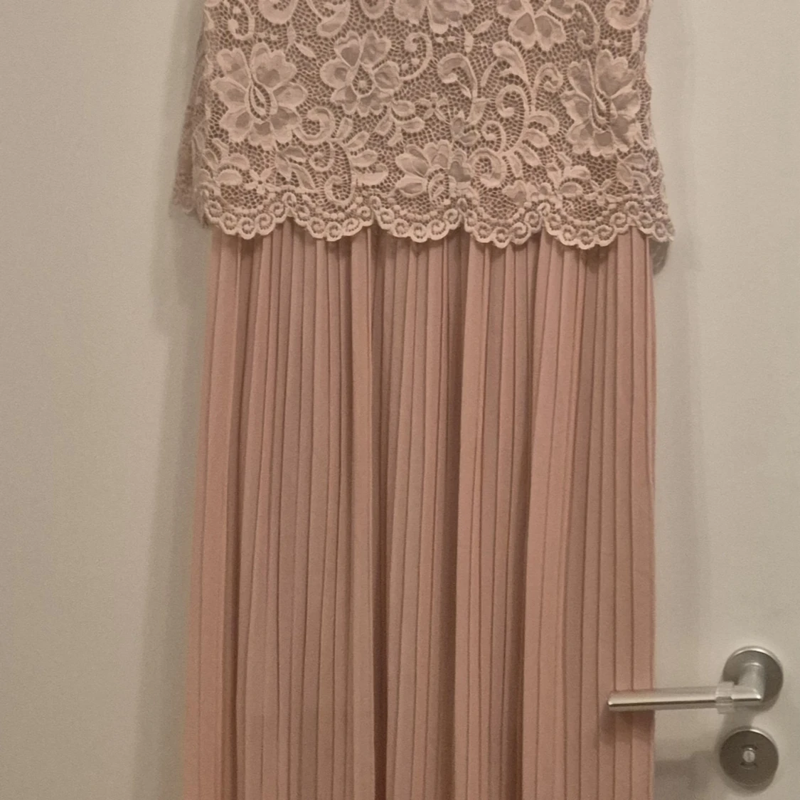 Ljusrosa spetsklänning från Happy Holly - 2