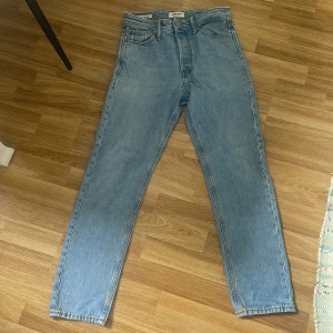 Blåa Jack and Jones Jeans - Ett par riktigt sköna Jack and Jones Jeans. Riktigt fina och är som nya. Köpt för 600. Pris kan diskuteras vid snabbaffär. De har några bruna fläckar på nedre sidan av benet, skriv om du vill ha bild på det. W: 27  L: 30. Har ej fast pris kan diskuteras
