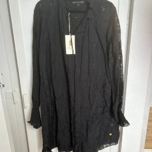 Klänning  - En fin klänning från Pernilla Wahlgren, helt oanvänd! 🩷 Storlek M 🌸